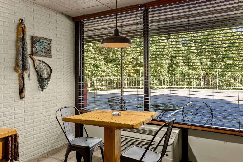 Stonegate Lodge King Bed, Wifi, 50In Roku Tv, Salt Water Pool Room #108 Eureka Springs Exterior photo